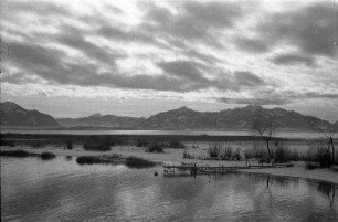 Seebruck am Chiemsee: Alz, Hintergrund Chiemsee, tiefer gehalten