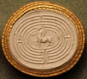 Der Minotaurus inmitten seines Labyrinths (Daktyliothek, Zweites Historisches Tausend)