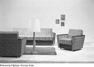 Sitzgruppe "Carola" : Sitzgruppe "Carola" (1972; Möbelkombinat Erfurt (MKE)). Ansicht mit Stehlampe