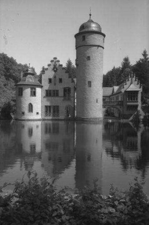Mespelbrunn: Schloss mit Teich