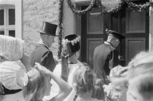 Brautpaar in Hoyerswerdaer Tracht in Groß Zeißig. : Kwasny por we Wojerowskej narodnej drasće we Wulkim Ćisku.