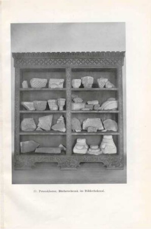 21. Peterskloster, Bücherschrank im Bibliotheksaal.