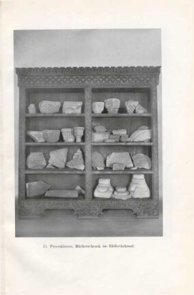 21. Peterskloster, Bücherschrank im Bibliotheksaal.