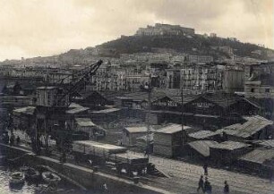 Neapel. Blick von einem Hochseepassagierdampfer der Hapag über den Hafen zum Monte Calvario mit Castel Sant’Elmo
