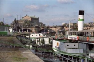 Terrassenufer : Dresden-Altstadt. Terrassenufer mit Anlegestellen der Sächsischen Dampfschifffahrt (Weiße Flotte)