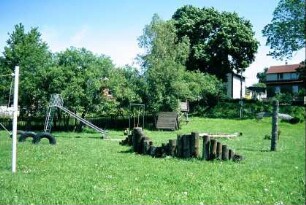 Kinderspielplatz auf einer Wiese