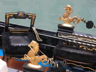 Zwei typische venezianische Pferdchen (vom Markusdom) schmücken diese Gondel in Venedig