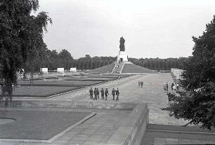 Berlin, Treptow: Ost; Rasenanlage; Sowjetischen Gefallenen Gedenkstätte