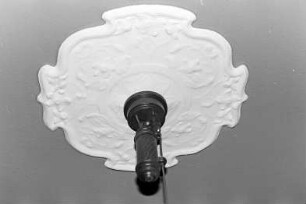 Lübecker Straße (2): Bauernhof: Wohnhaus: Innenansicht: Wohnzimmer: Decke, Detailaufnahme: Stuckrosette, Lampenaufhängung