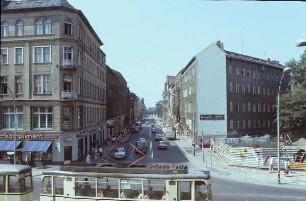 Berlin-Mitte. Reinhardtstraße mit Straßenbahn Linie 22