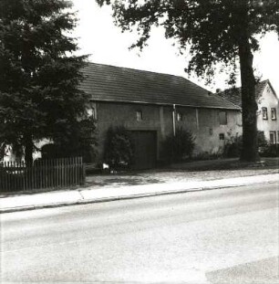 Proschim, Dorfstraße 56. Gehöft (1. H. 19. Jh.), Stall-/Wirtschaftsgebäude