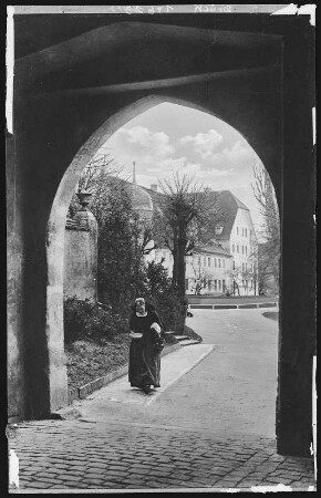 Panschwitz. Kloster St. Marienstern, Blick durchs Klostertor