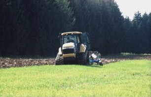 Fotografie: Raupentraktor, Wendende Bodenbearbeitung, Gummiraupenlaufwerk
