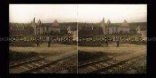 Zerstörtes Haus an Bahngleisen im Kampfgebiet bei Blamont, Blankenberg, Vogesen
