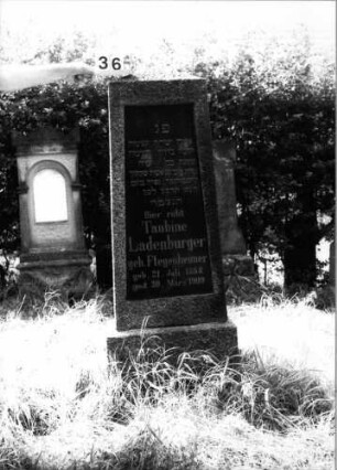 Grabstein 36 (Index: 100100549) Material: Granit mit geschliffener Platte Zustand: gut Maße HxBxT: 155x48x21 cm Beschreibung: Obelisk, Sockel, Schrifttafel rechteckig: Grabstein 36