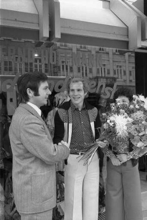 Eröffnung einer Mode-Boutique in der Kaiserstraße 190 durch den KSC-Spieler Bernd Hoffmann