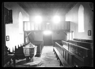 Innenraum der Veitskirche in Eichel mit Kirchenbänken, Taufstein und Empore