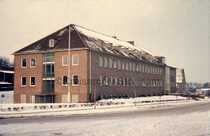 Arbeitsamt: Berliner Ring: links Fahnenmast: hinten rechts und links Gebäude: Winter