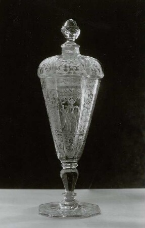 Achteckiger Deckelpokal