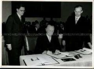 Konrad Adenauer unterzeichnet den Deutschlandvertrag