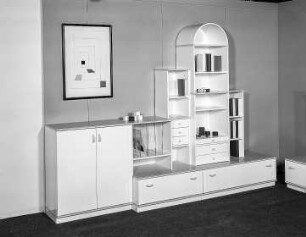 Anbaustrecke (Modell 506) : Dresden-Hellerau. VEB Deutsche Werkstätten Hellerau. Hausmesse, 1986. Anbaustrecke (Modell 506). Holz, weiß und grau beschichtet (1986; VEB Oberlausitzer Möbelwerke Neugersdorf)