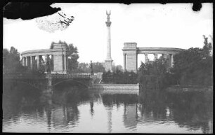 Budapest. Millenniumsdenkmal (1896) : Budapest. Millenniumsdenkmal (1896; Albert Schickedanz, Skulptur von György Zala) auf dem Heldenplatz. Blick über den Stadtwäldchenteich