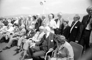 31. Tagung 1981 (29.6.-3.7.) Mediziner; Maikäferrede in Farbe: Sitzend: Sir Peter Medawar, Konrad Lorenz, Frau Pauling, André F. Cournand, Sir Hans A. Krebs, Rodney R. Porter, Linus C. Pauling, Frau Cournand; dahinter stehend: Christian R. de Duve, Salvador E. Luria, drei verdeckte Personen, Sir John C. Eccles, Sir Bernard Katz, Adolf Butenandt, Rosalyn Yalow, Ernst O. Fischer, Werner Arber, Thomas H. Weller, James D. Watson mit Sohn, Allen Cormack, Hamilton O. Smith