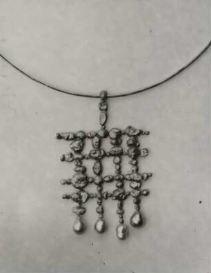 Halsschmuck aus Gold mit grauen Zuchtperlen von Ebbe Weiss-Weingart