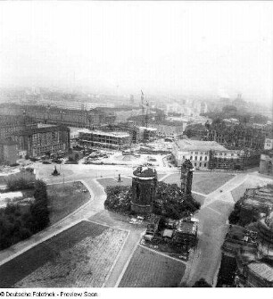 Neumarkt mit Ruine der Frauenkirche, im Hintergrund der Kulturpalast im Bau