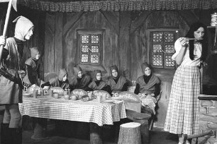 Aufführung des Märchenstücks "Schneewittchen und die sieben Zwerge" von Thekla und Guido von Kaulla beim Theater "Die Käuze" in der Waldstadt
