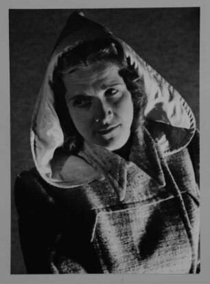 Porträt Elisabeth Reichelt (1910-2001; Koloratursopranistin). Reproduktionspositiv nach Fotografie von Gerhard Laßig. Staatsoper Dresden, 1942/1943
