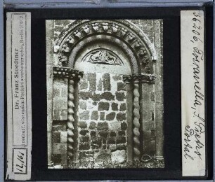 Tuscania, S. Pietro : rechtes Seitenportal