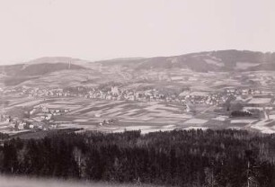 Cunewalde, Ortsansicht gegen Herrnsberg, Drohmberg und Czorneboh. Blick vom Bieleboh