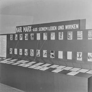 Ausstellungstafeln und Modelle