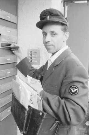 Freiburg: Briefzusteller trägt Post aus