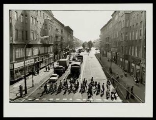 Blick auf die Dimitroffstraße (heute: Danziger Straße) an der Ecke Pappelallee, Berlin : Dimitroffstraße (heute: Danziger Straße) an der Ecke Pappelallee mit Blick auf die Buchhandlung F. C. Weiskopf in der Dimitroffstraße 2, Berlin