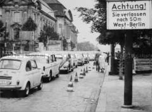 Autoschlangen am Grenzübergang Invalidenstraße Richtung Ostberlin