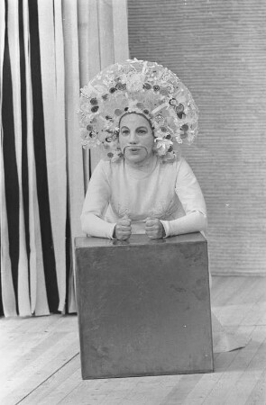 Szenenbilder aus "Sieben gegen Theben", Komödie von Aischylos in der Regie von Manfred Karge. Berliner Ensemble, 24./28.05.1969