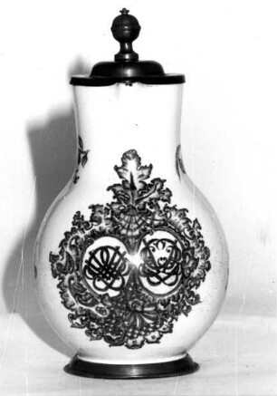 Birnkrug: Kalligraphisches Monogramm. Zinnmontierung