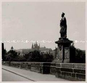 Das hunderttürmige Prag, Karlsbrücke mit der Statue des Heiligen Johannes von Nepomuk