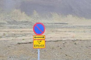 Hinweisschild auf Steinschlaggefahr : Hinweisschild im Steinschlaggebiet am Hvalfjördur-Fjord, aufgenommen am 18. Mai 2012