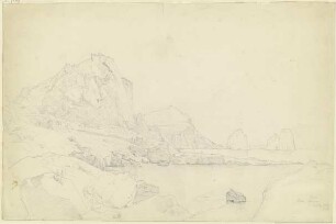 Der Monte Castiglione mit der Festung auf der Spitze, im Hintergrund auf dem Monte Tibero die Villa Jovis, rechts die Faraglioni vor Capri
