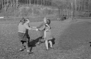 Kinder beim Spielen : Tanzende Mädchen