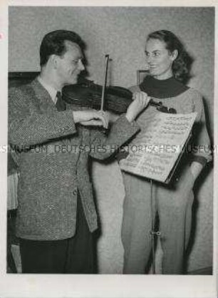 Die Leichtathleten Arthur Scheibner als Violinist mit seiner Frau Rosi Seuffert