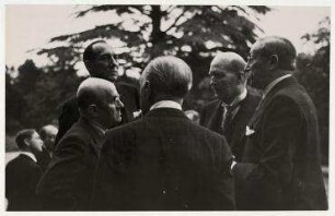 Gartenparty bei Joseph Avenol, Generalsekretär des Völkerbundes in Genf. von links: Grumbach, Joseph Beck, Yvon Delbos, Peter R. Munch, Léon Blum