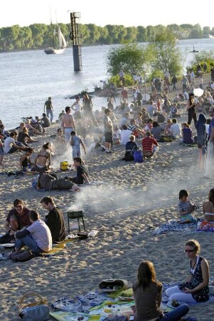 Elbe-Strand in Hamburg Oevelgönne. Der Strand ist ein beliebtes Ausflugsziel zum Spazierengehen, Joggen und Grillen für die Hamburger Bevölkerung
