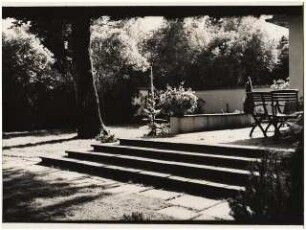 Garten [noch nicht indentifiziert]: Terrasse mit Treppe, dunkle Holzklappstühle mit Armlehnen