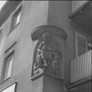 Ecke mit plastischem Schmuck (Lesende Kinder)