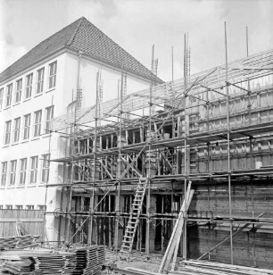 Stormarnschule: Gymnasium: Waldstraße: vierter Erweiterungsbau: Rohbau mit Gerüst: links Erweiterungsflügel ab 1951