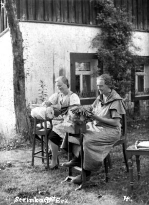 Frauen beim Klöppeln : Garten am Haus Nr. 69; Li. Alice Siebert